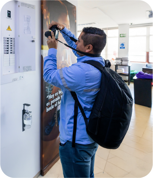 Técnico de Enel fotografía un tablero eléctrico para evaluar las condiciones de la infraestructura
