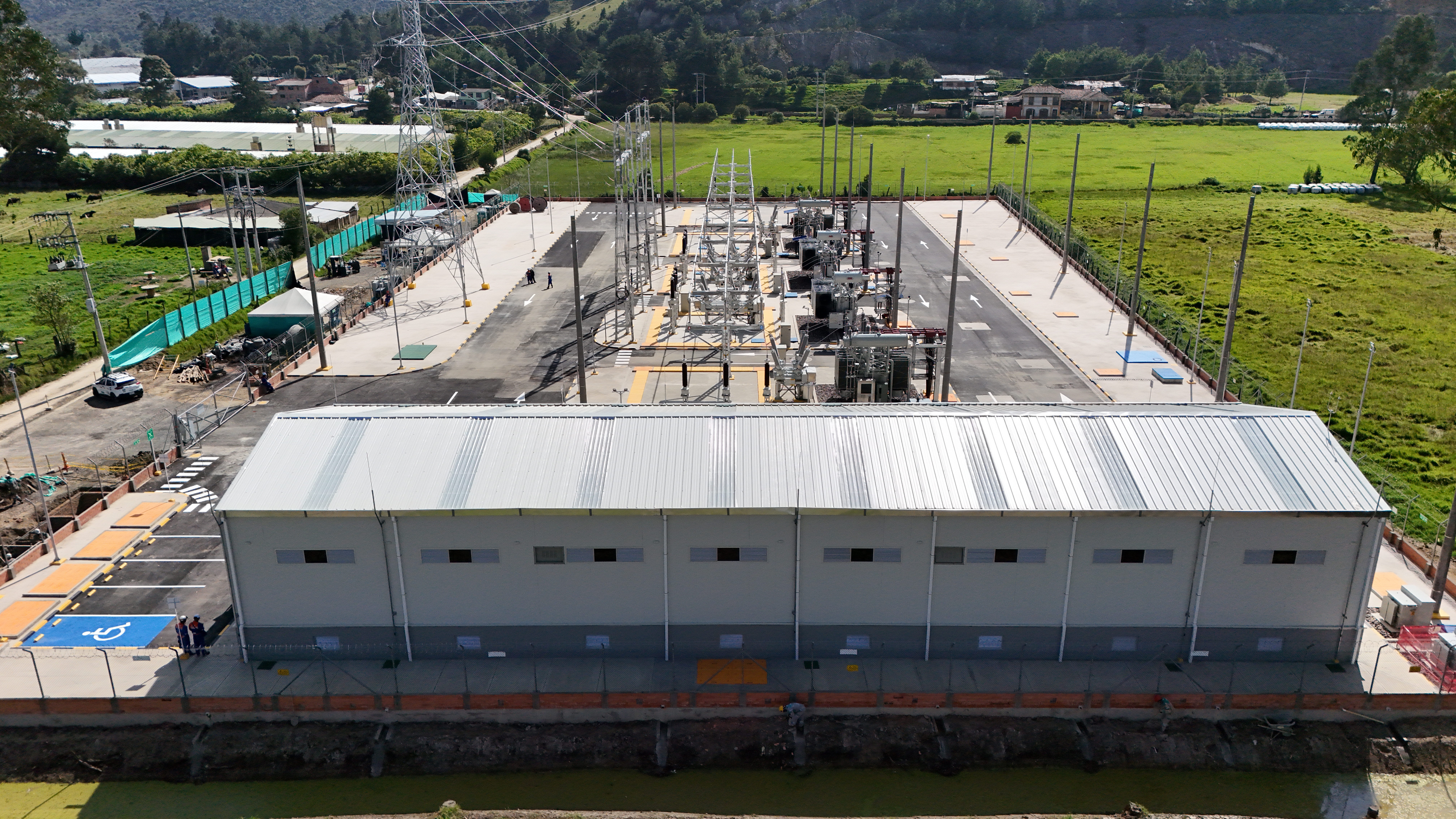 Vista aérea en render de la Subestación Eléctrica Guaymaral, con cubierta translúcida, cerramiento en piedra y zonas verdes