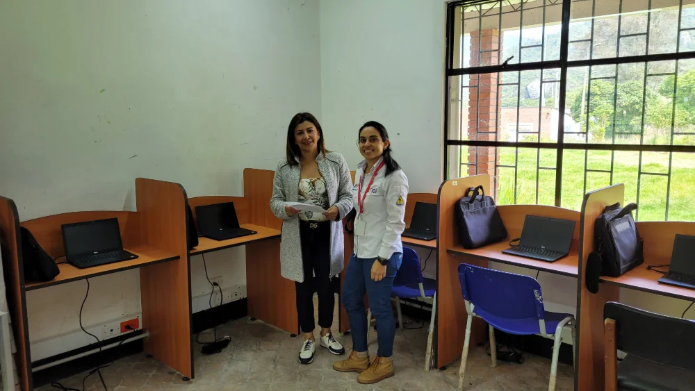 Mujeres al frente de computadores 