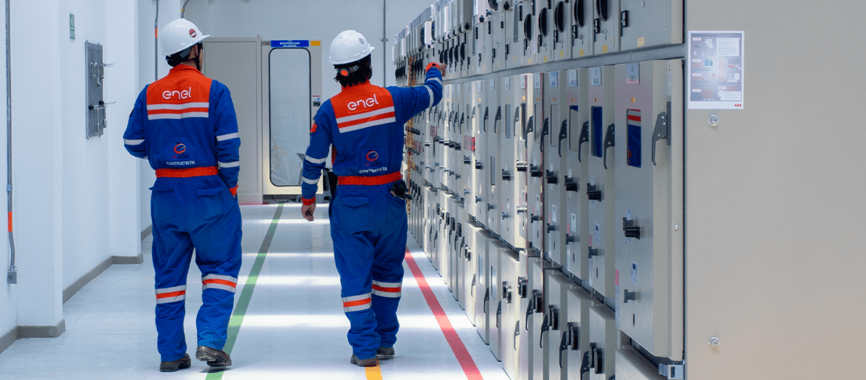 Personas en una planta eléctrica