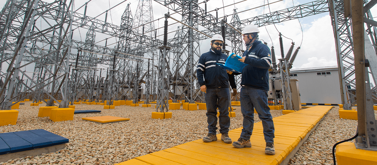 Personas en una planta eléctrica