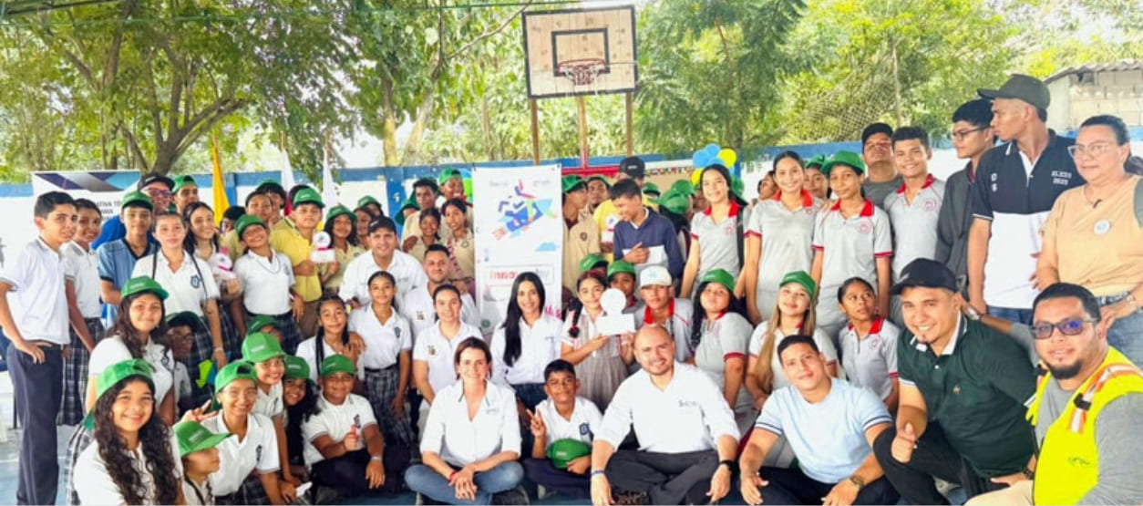 Estudiantes y equipo Enel Green Power en jornada del programa Innova Play 2025 en institución educativa del Atlántico