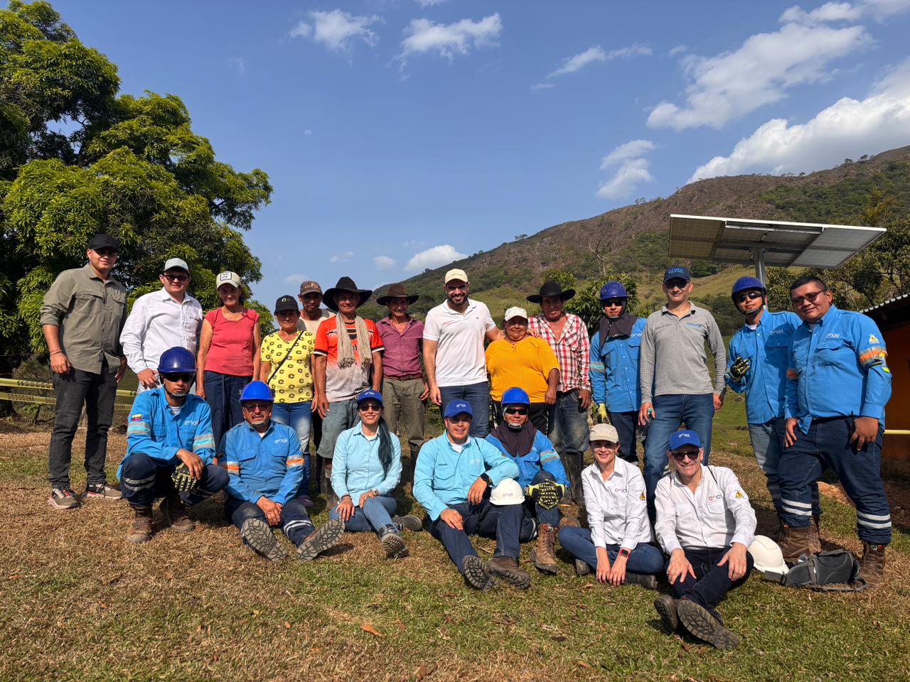 Familias rurales y equipo de Enel posan junto a una solución solar instalada en una zona rural de Cundinamarca