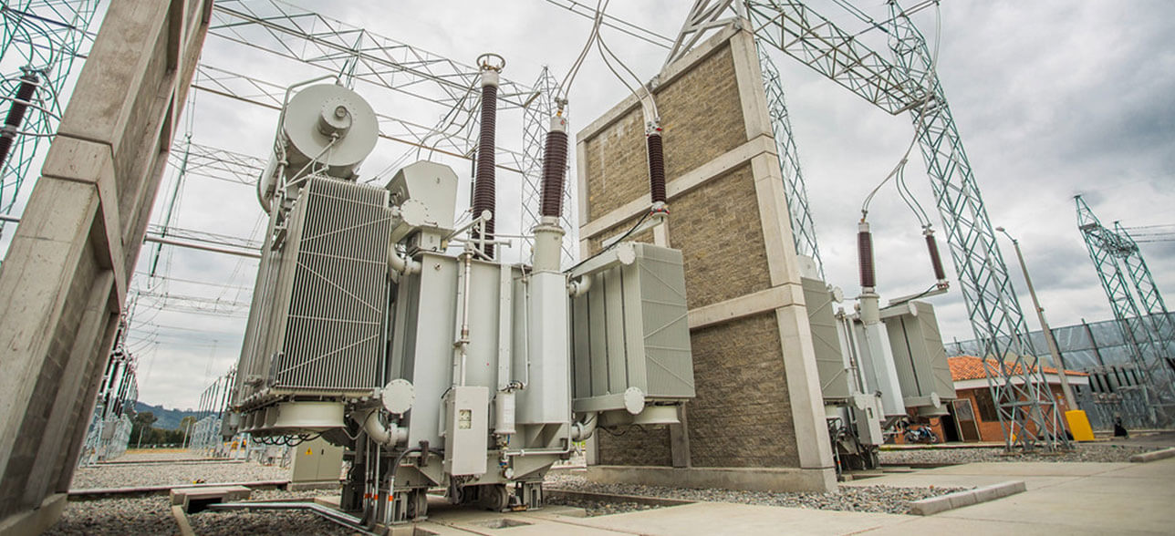Transformadores y equipos eléctricos en una subestación de Enel Colombia.