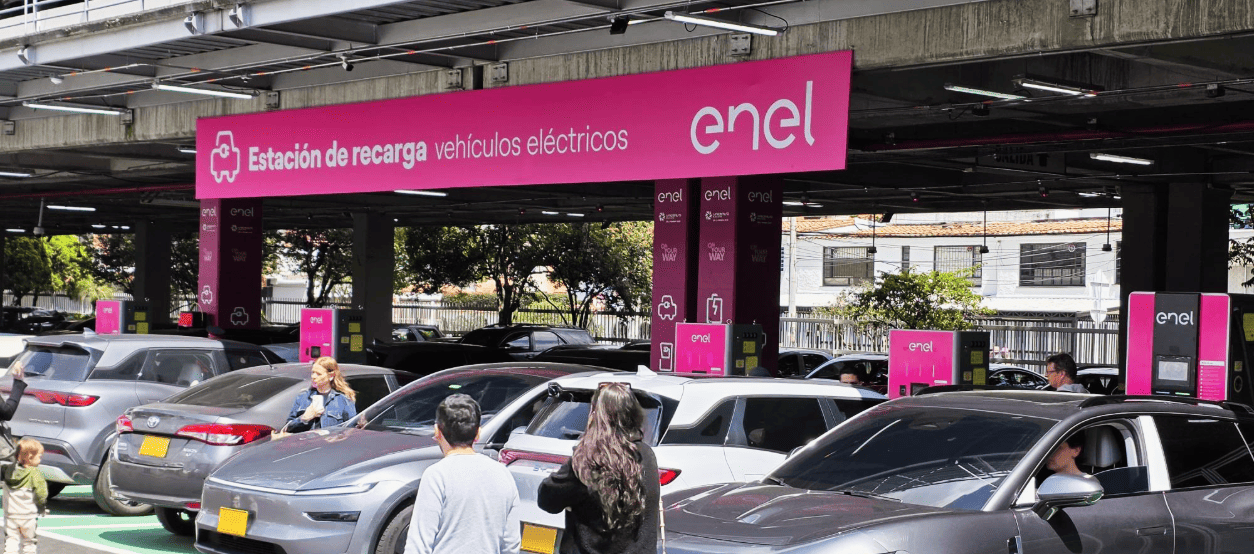 Estación de recarga para vehículos eléctricos de Enel en el parqueadero cubierto de Unicentro, Bogotá