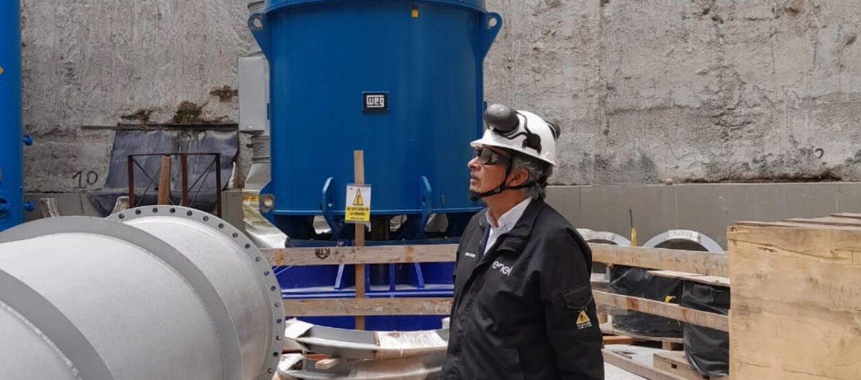 Helman Suárez en una instalación de generación de energía de Enel