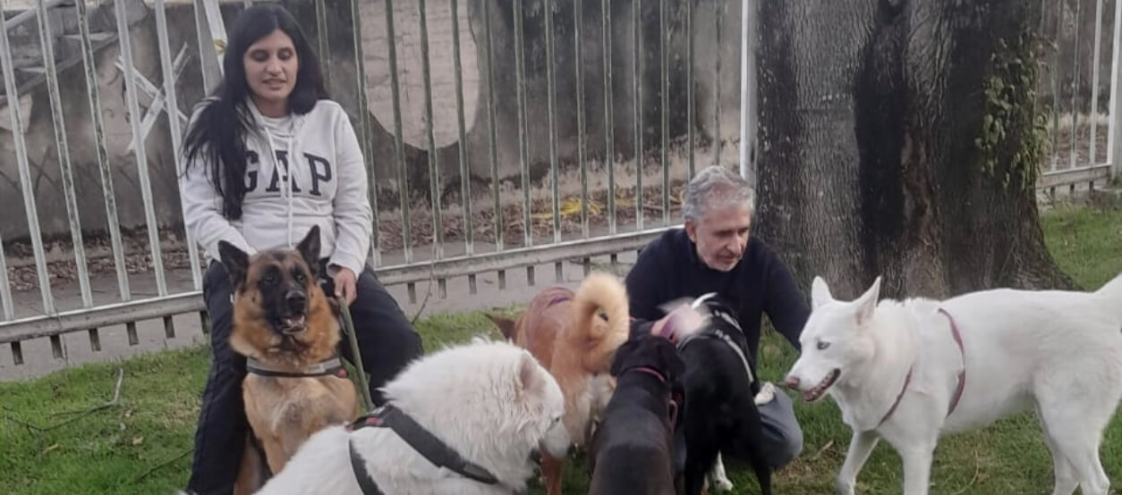 Helman Suárez en un momento familiar junto a sus perros