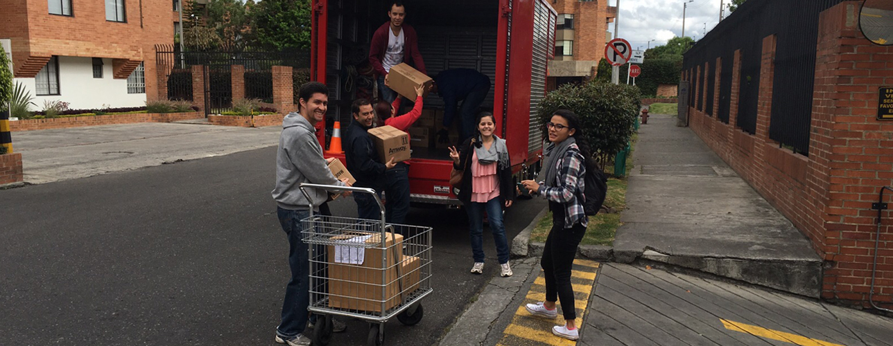 Grupo de voluntarios NaviDar recogiendo las donaciones.