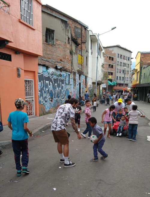 Alejo Giraldo haciendo entrega de las donaciones. Alejo Giraldo haciendo entrega de las donaciones.