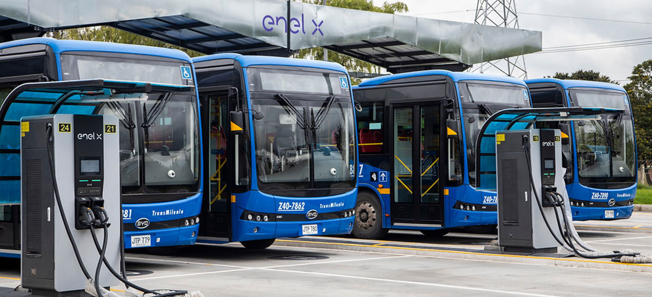 Para el Grupo Enel la movilidad eléctrica es uno de los ejes fundamentales para la transición energética y disminuir la contaminación ambiental. Patio de recarga de Enel X para buses eléctricos del SITP en Bogotá