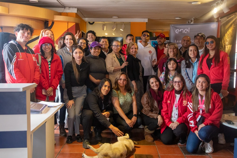Grupo de personas posando