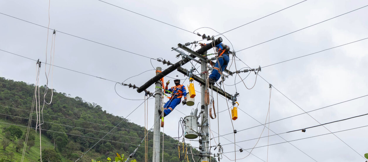 Técnicos Enel Colombia instalando red eléctrica en zona rural de Cundinamarca – programa de electrificación 2025