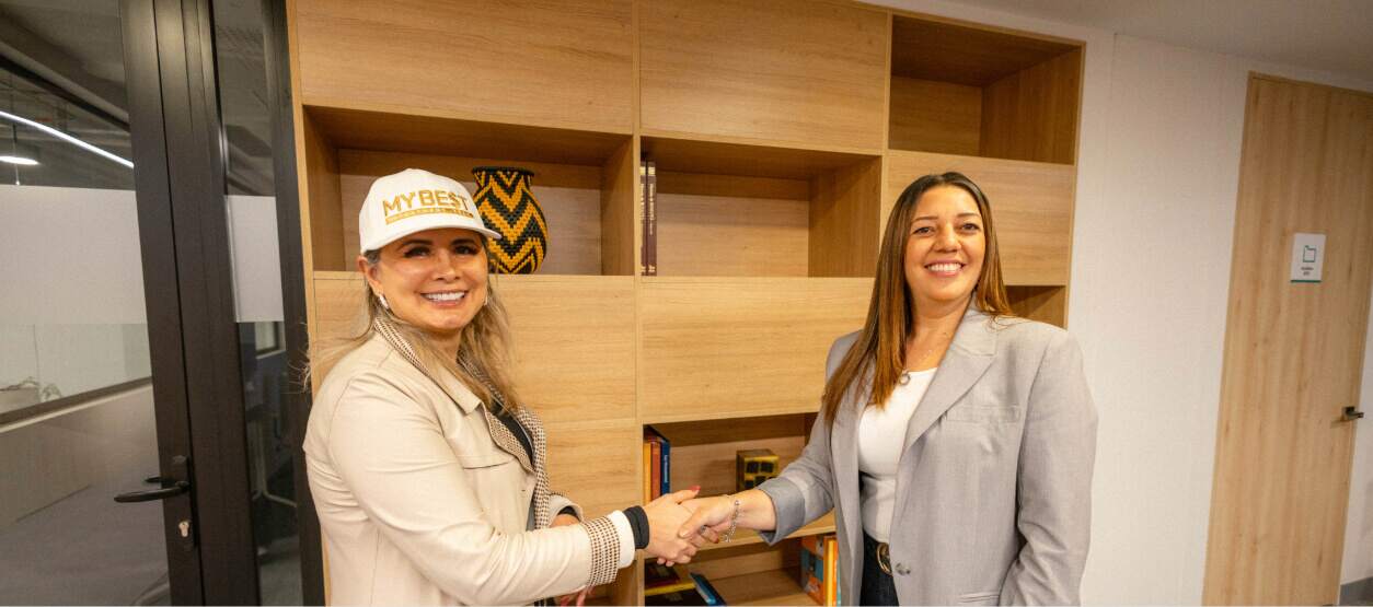 Representantes de Fundación Enel Colombia y Fundación Betty Palomino estrechando manos en firma del Convenio de Rehabilitación Plan Padrino