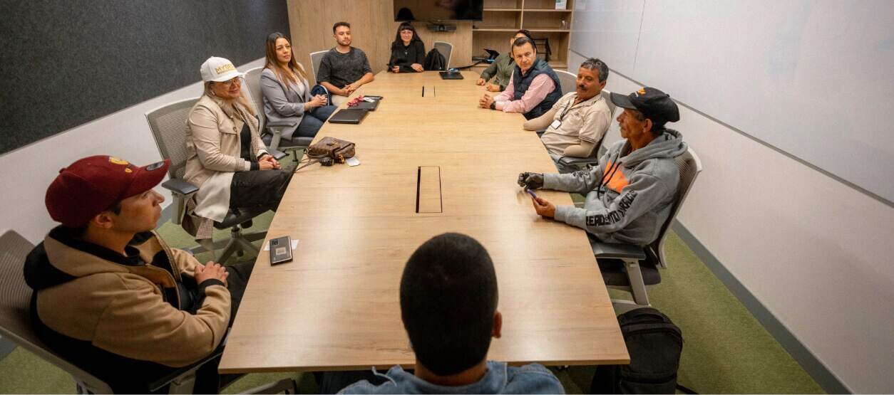 Técnicos Enel Colombia instalando red eléctrica en zona rural de Cundinamarca – programa de electrificación 2025