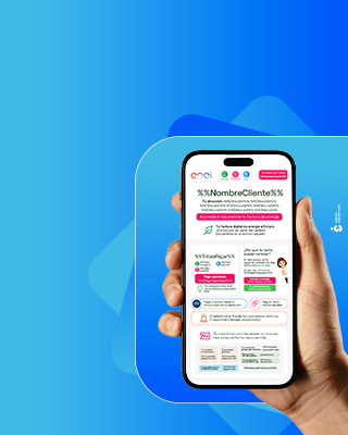 Técnicos de Enel Colombia en un poste