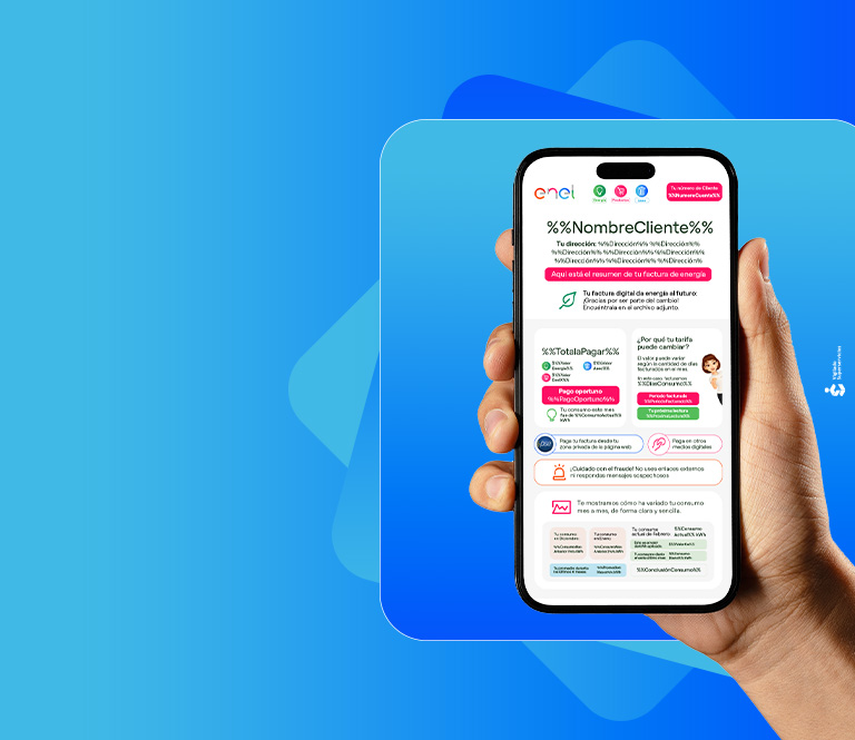 Técnicos de Enel Colombia en un poste