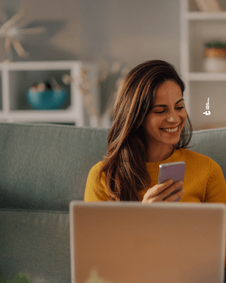 Persona consultando su factura de energía en un computador portátil desde su hogar, relacionada con la inscripción a la factura virtual.”