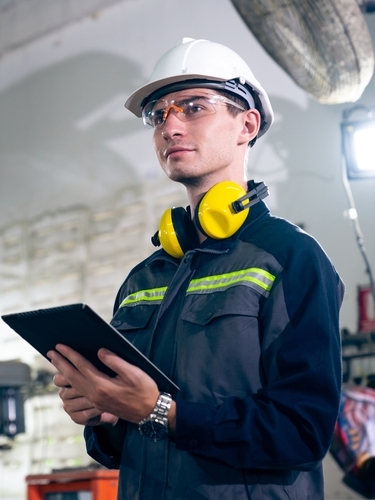 Ingeniero eléctrico atendiendo un caso de aumento de carga en una empresa