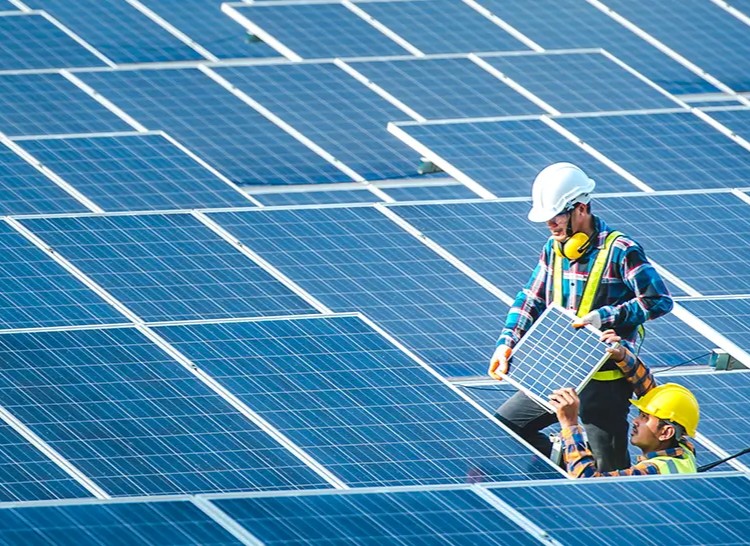 Equipo de Enel trabajando con paneles solares
