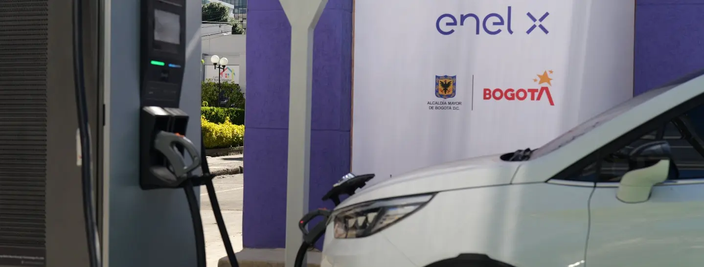 Carro eléctrico recargándose en uno de los puntos de carga rápida instalados por Enel