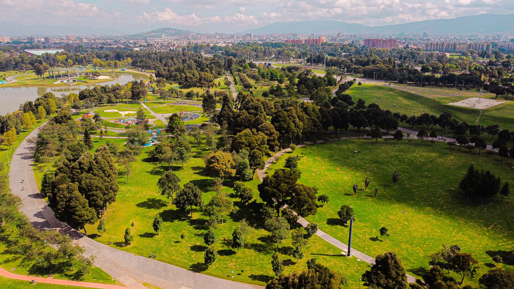 Vista aérea del Parque Simón Bolívar, uno de los principales lugares para elevar cometa en Bogotá