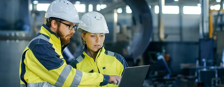 Equipo de trabajo de Enel revisando soluciones energéticas