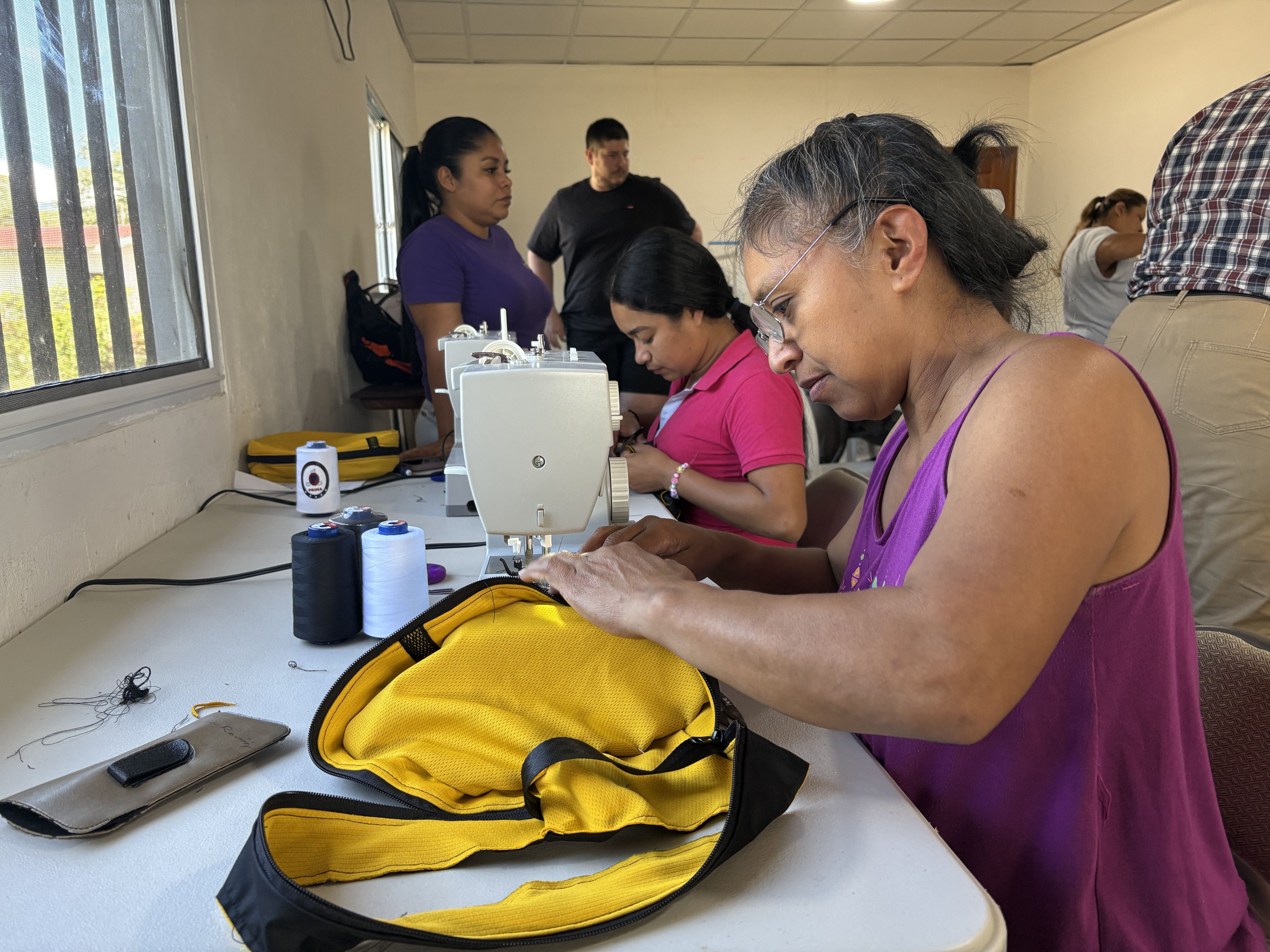Técnico de Enel en poste de luz