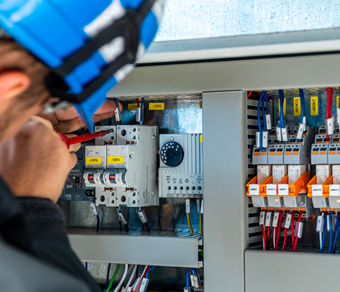 Hombre de ENEL optimiza la energía de tu empresa con el mantenimiento de plantas eléctricas