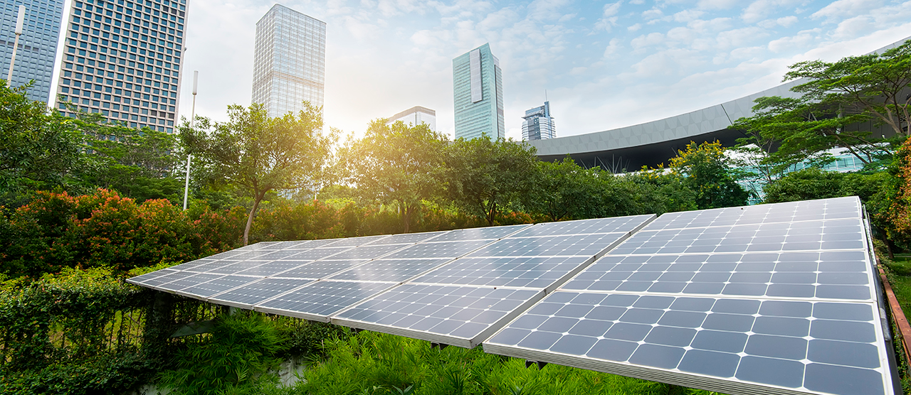 Photovoltaic solar panels in an urban environment illustrating the regulations for self-generating users and distributed generation (CREG Resolution 174 of 2021).