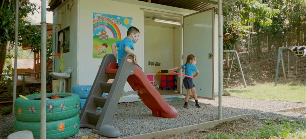 Niños en escuela rural beneficiada por programa de fortalecimiento educativo Enel Green Power Costa Rica