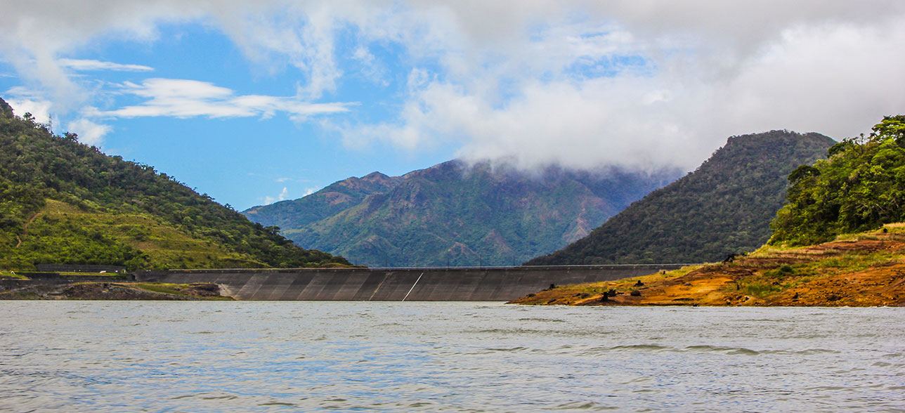 Vista del embalse y presa de la Hidroeléctrica Fortuna de Enel Green Power rodeada de bosques nubosos en Chiriquí, Panamá