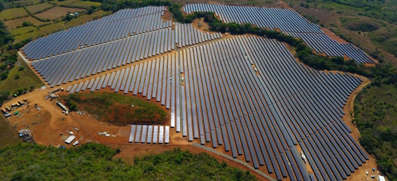 Vista aérea de planta solar fotovoltaica de Enel Green Power en Panamá – proyecto casetas solares