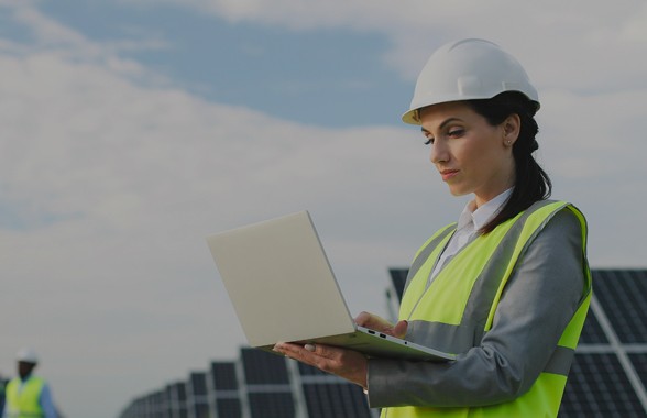 Trabajadora en energía fotovoltaica ENEL