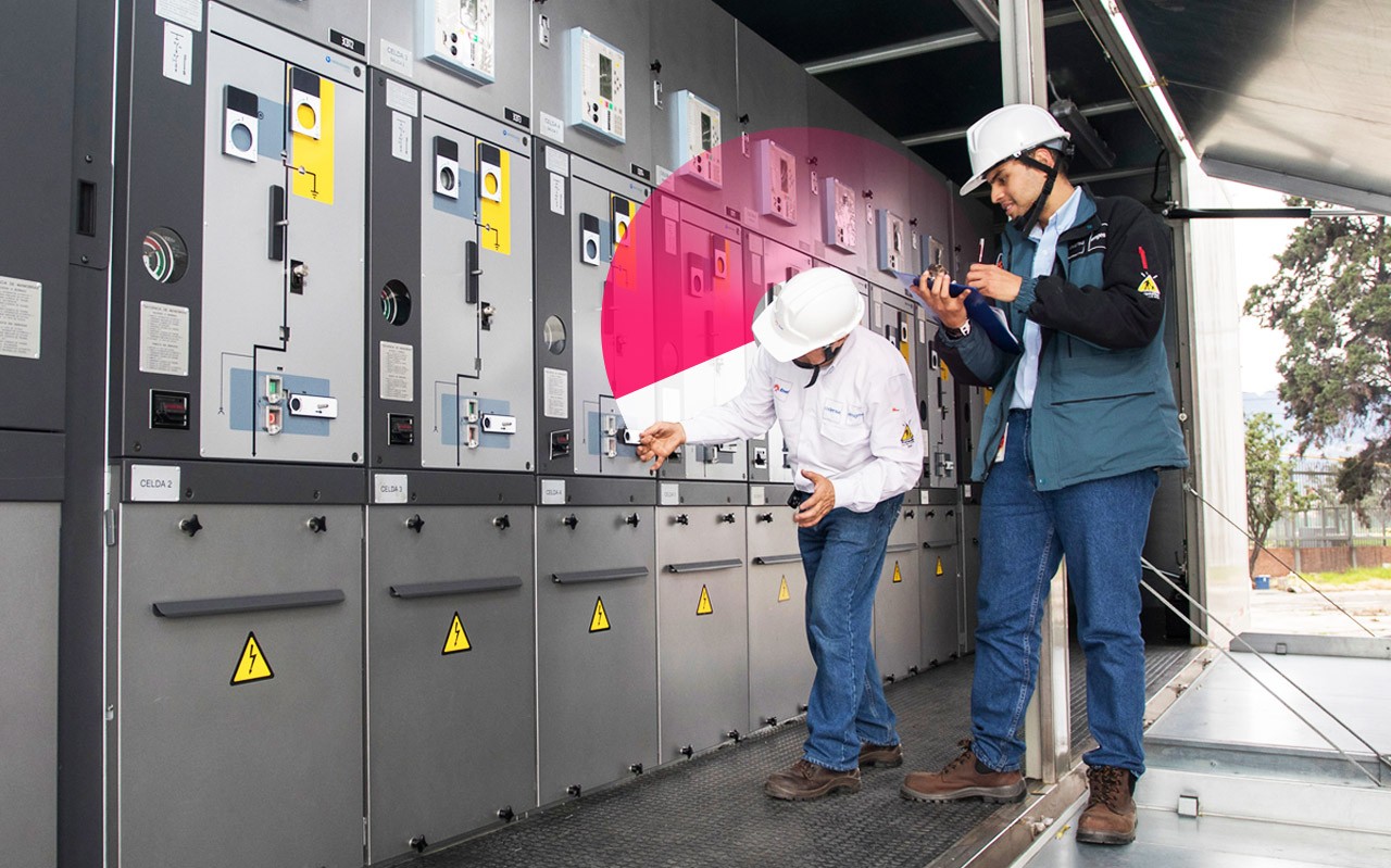 Técnicos realizan inspección de equipos para mantener la calidad del servicio de energía