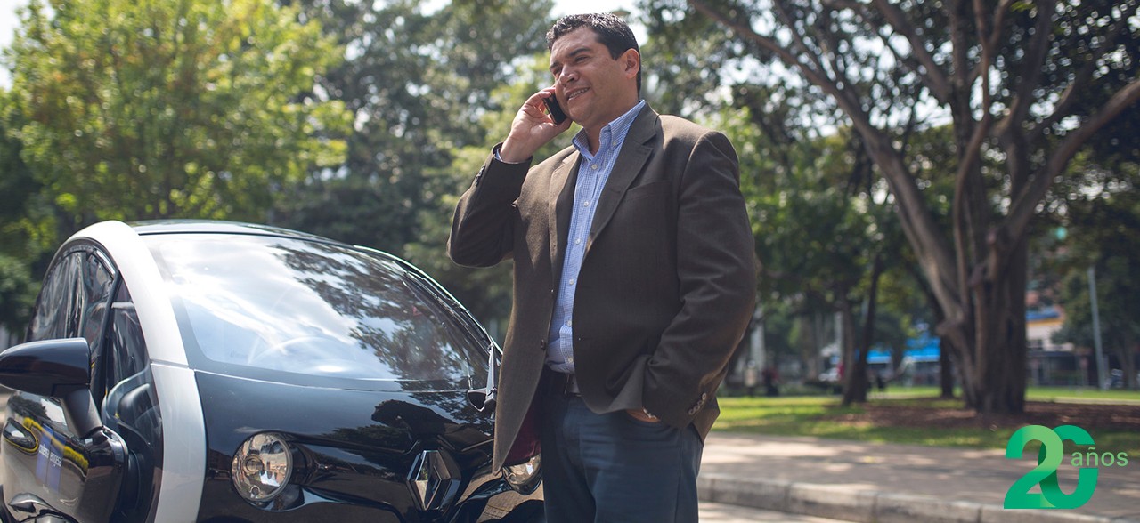 Hombre hablando por teléfono