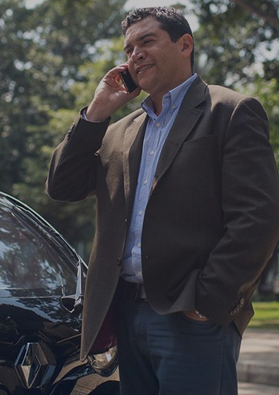 Hombre hablando por teléfono