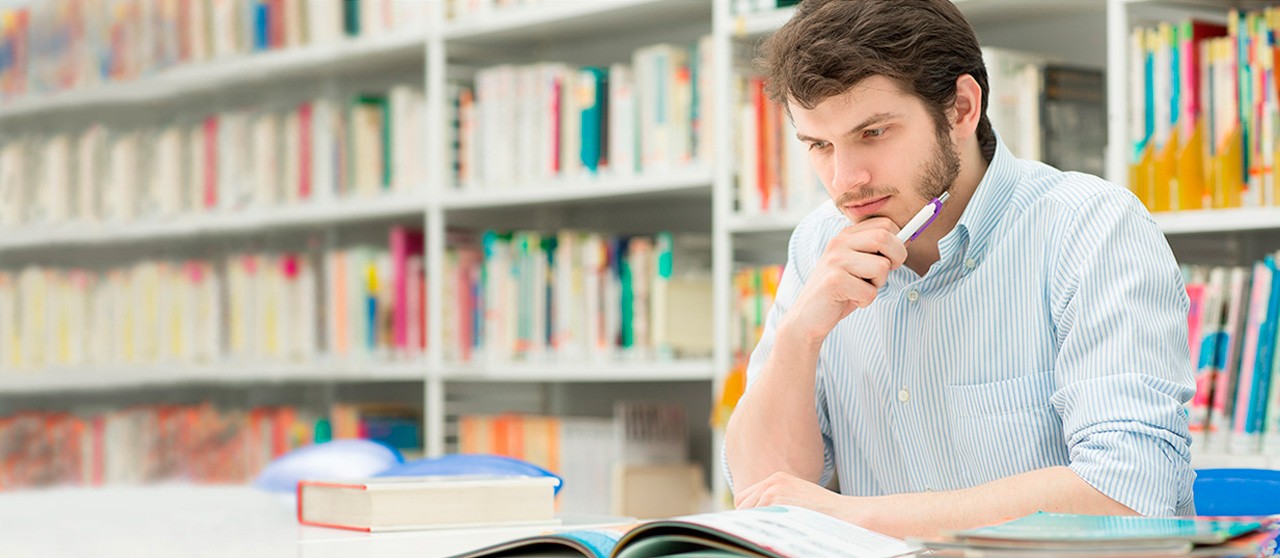 Hombre en una biblioteca