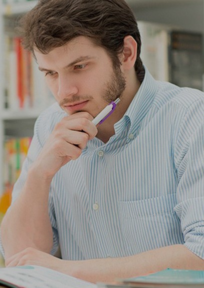 Hombre en una biblioteca
