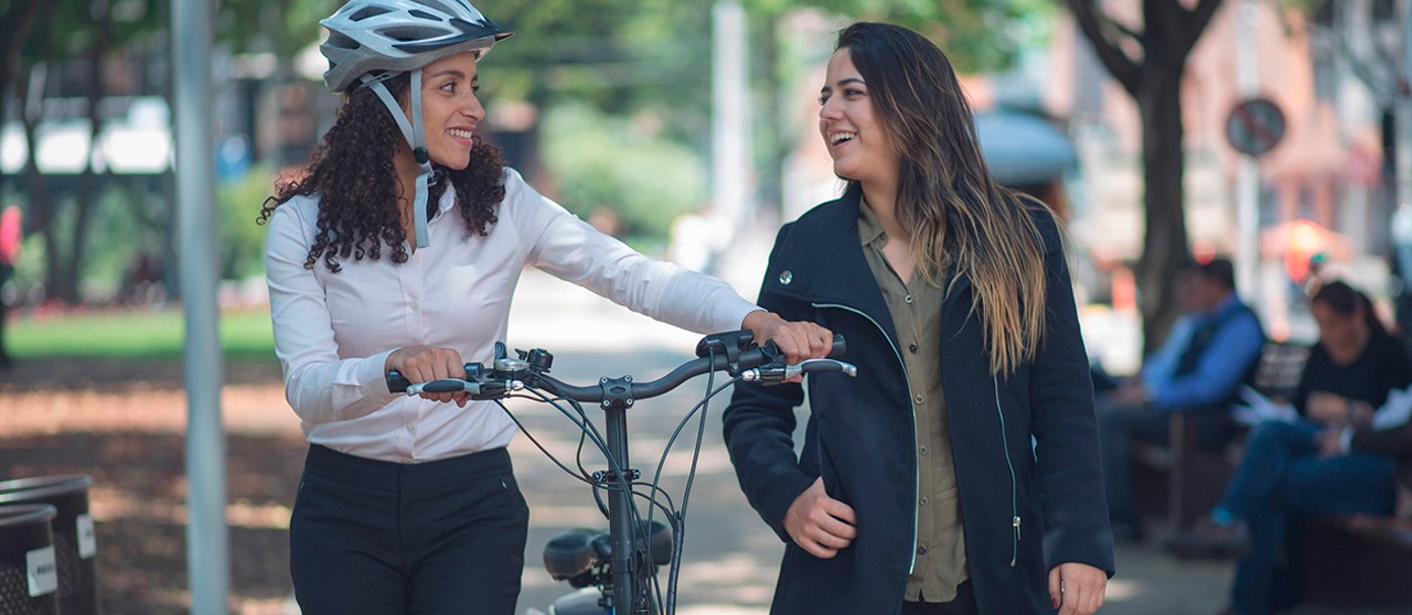 Mujer con bicicleta en mano
