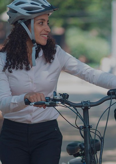 Mujer con bicicleta en mano