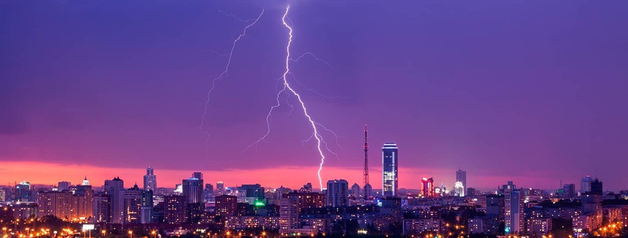 Rayo cayendo en ciudad, protección de descargas atmosféricas