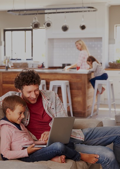 Hombre y niño en el computador