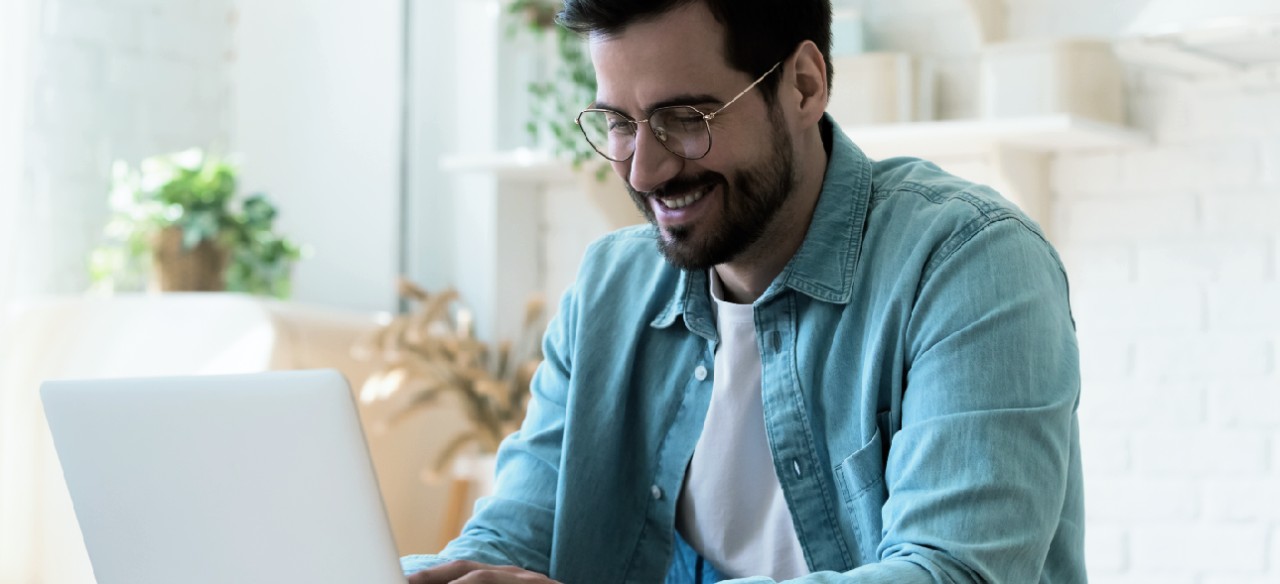 Hombre frente a su computador