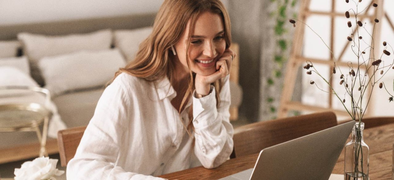 Mujer frente a su computador