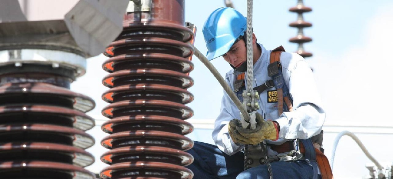 Técnico haciendo mantenimiento