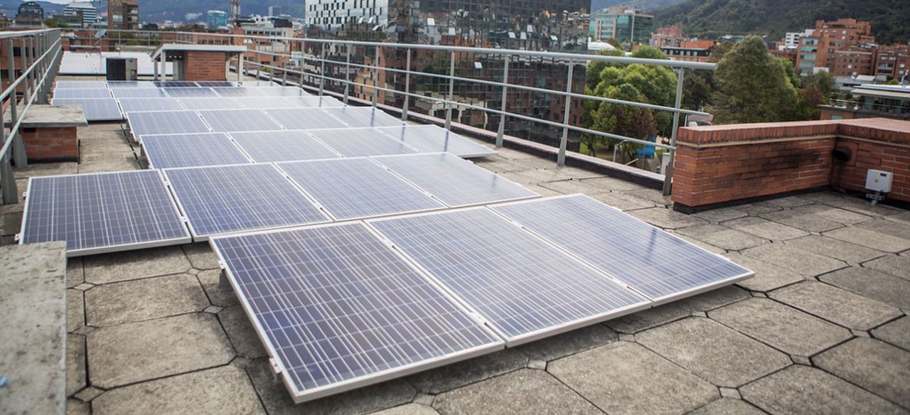 Paneles solares, una fuente de energía renovable, sobre la terraza de un edificio.