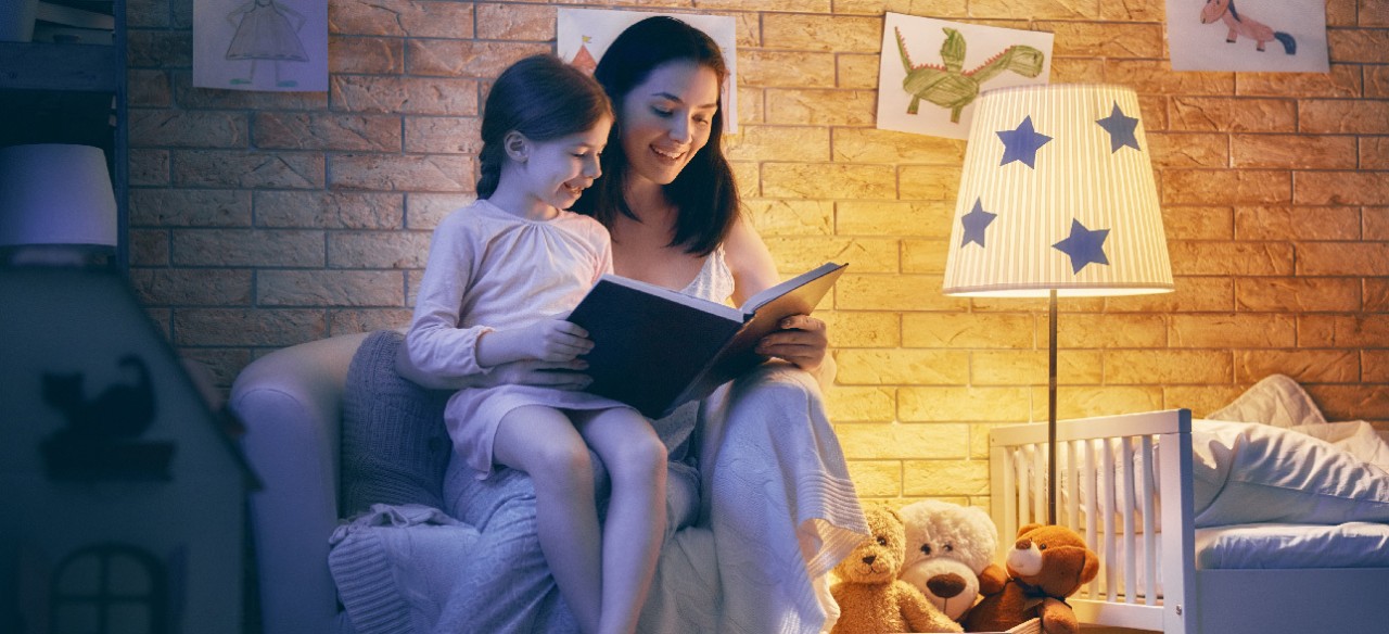Madre leyendo un cuento con su hija