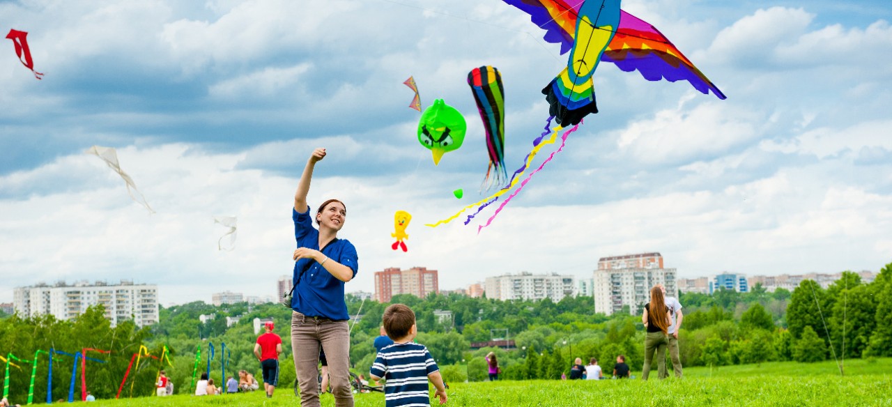 Madre e hija volando cometa