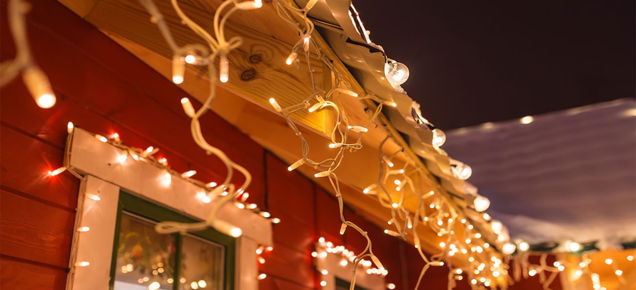 Luces decorativas en una vivienda instaladas apropiadamente para prevenir riesgos eléctricos.