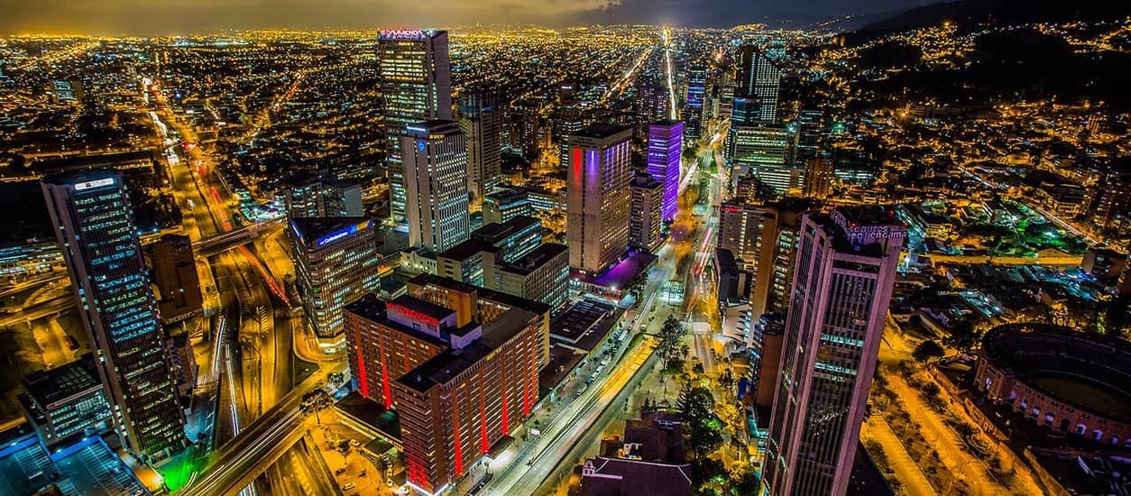 Banner, en Bogotá así se ve la séptima con luces led desde arriba.
